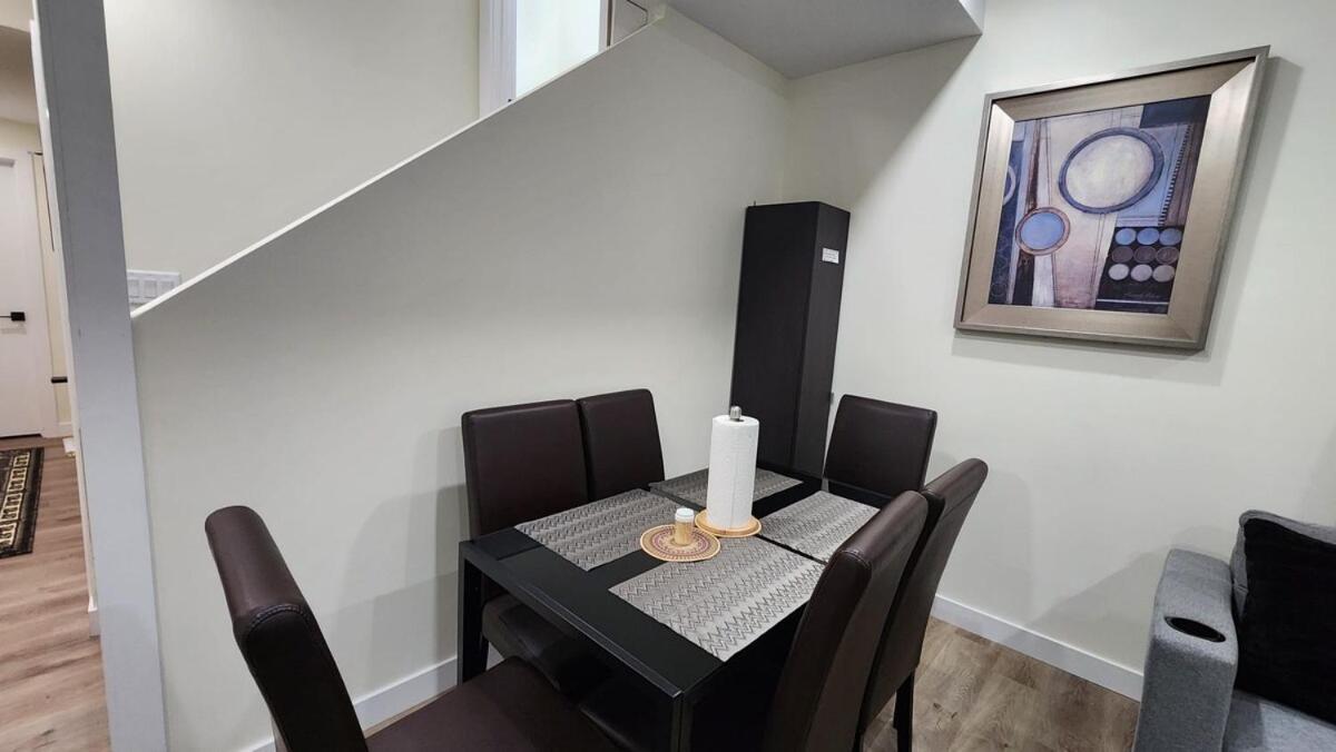 Charming Oasis Tranquil 8 Min Airport, Ac Apartment Calgary