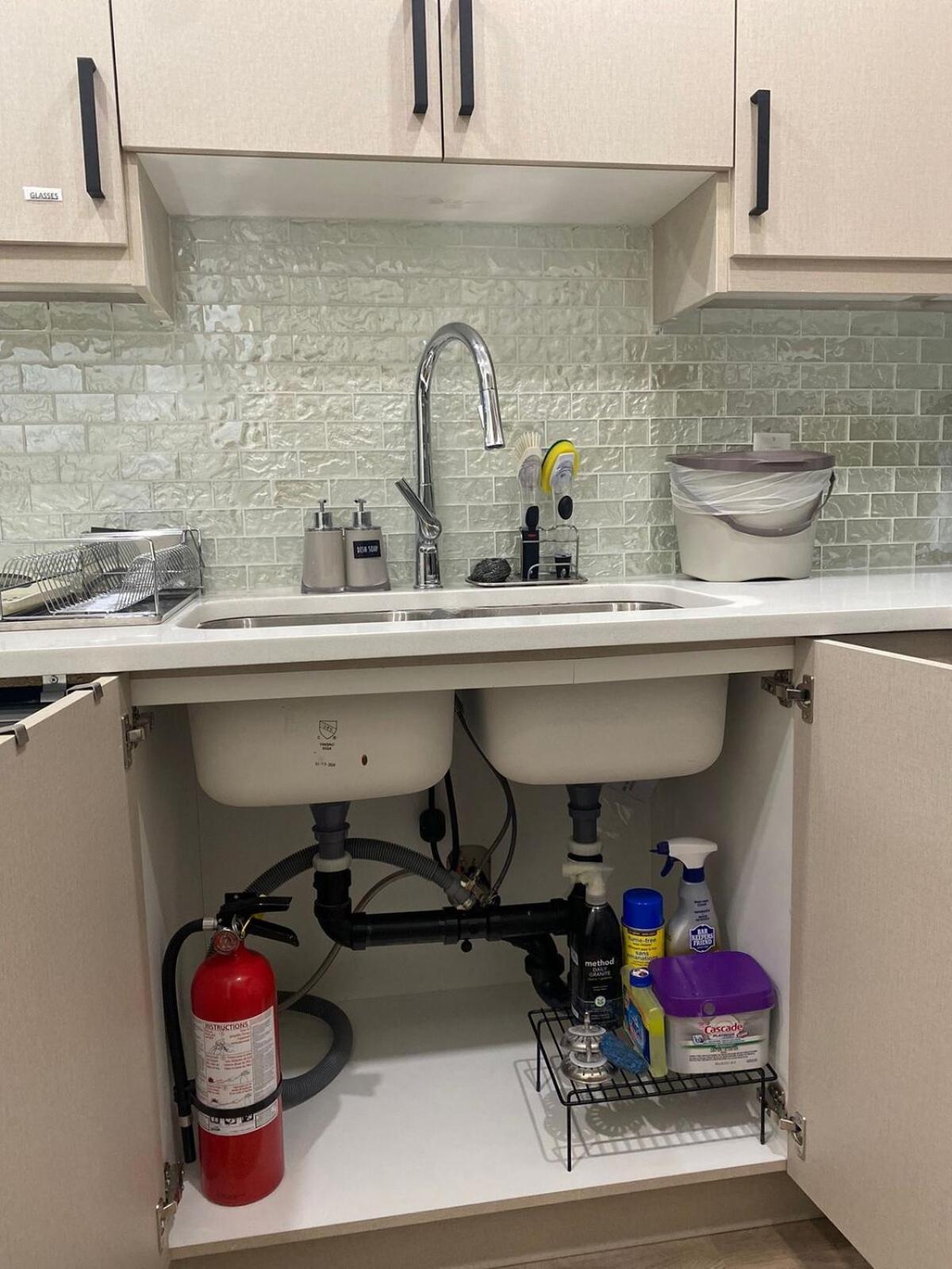 Charming Oasis Tranquil 8 Min Airport, Ac Apartment