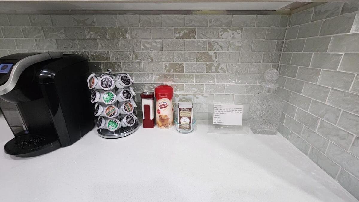 Charming Oasis Tranquil 8 Min Airport, Ac Apartment