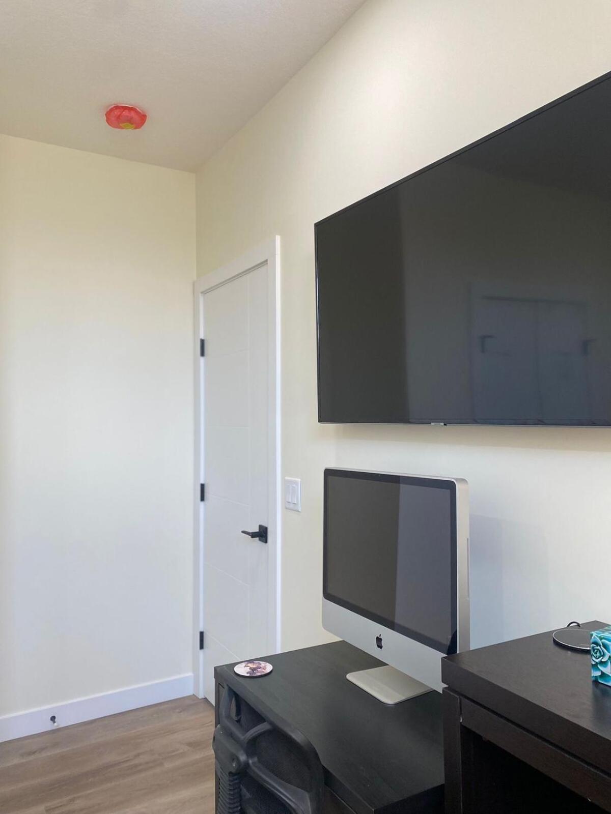 Charming Oasis Tranquil 8 Min Airport, Ac Apartment