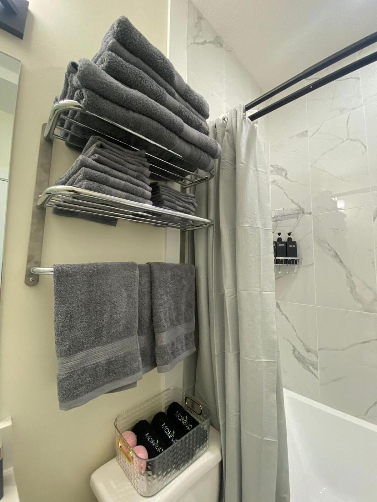 Apartment Charming Oasis Tranquil 8 Min Airport, Ac