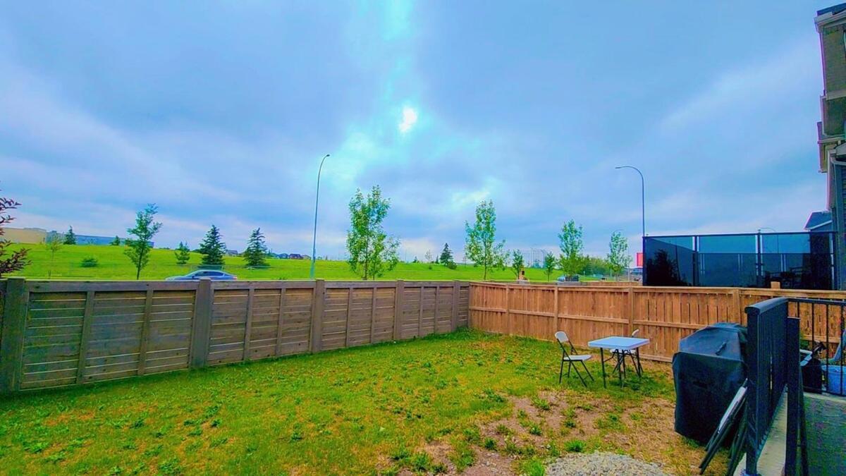 Charming Oasis Tranquil 8 Min Airport, Ac Apartment Calgary