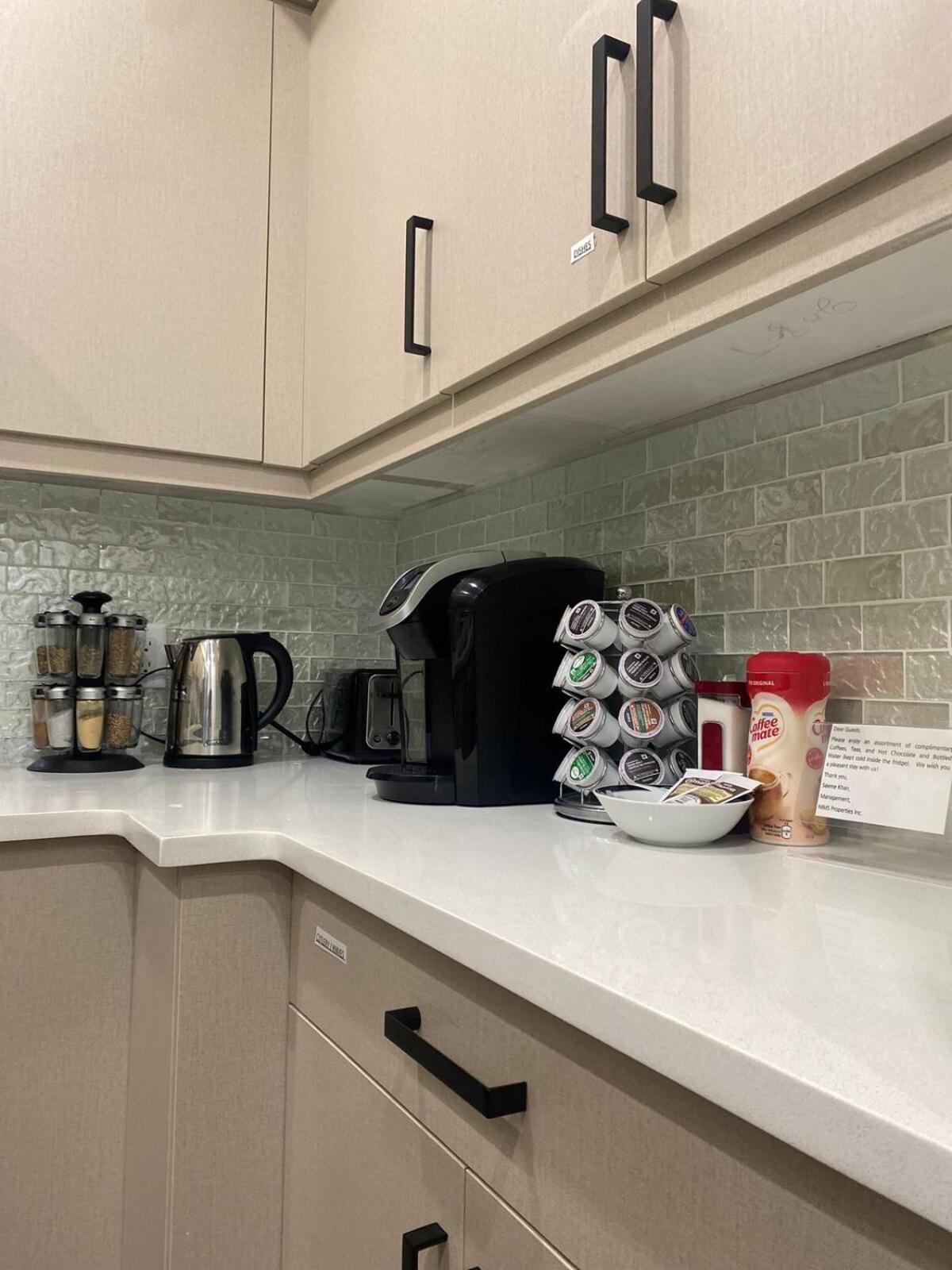 Charming Oasis Tranquil 8 Min Airport, Ac Apartment