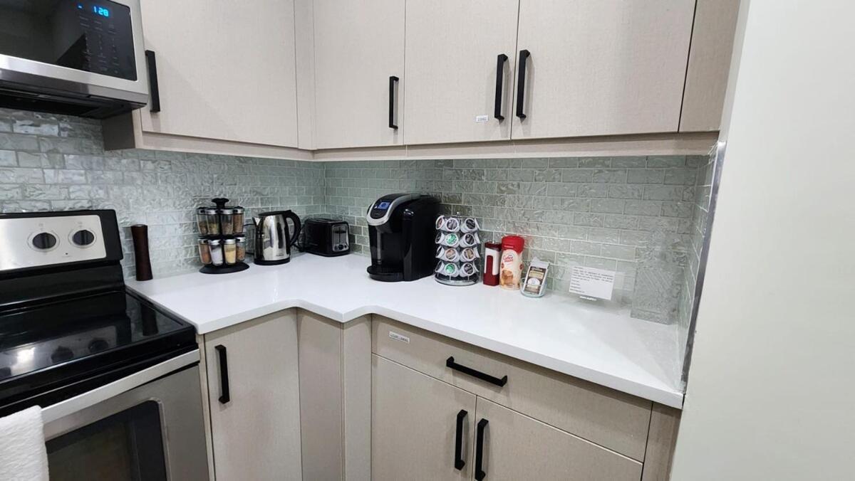 Charming Oasis Tranquil 8 Min Airport, Ac Apartment *