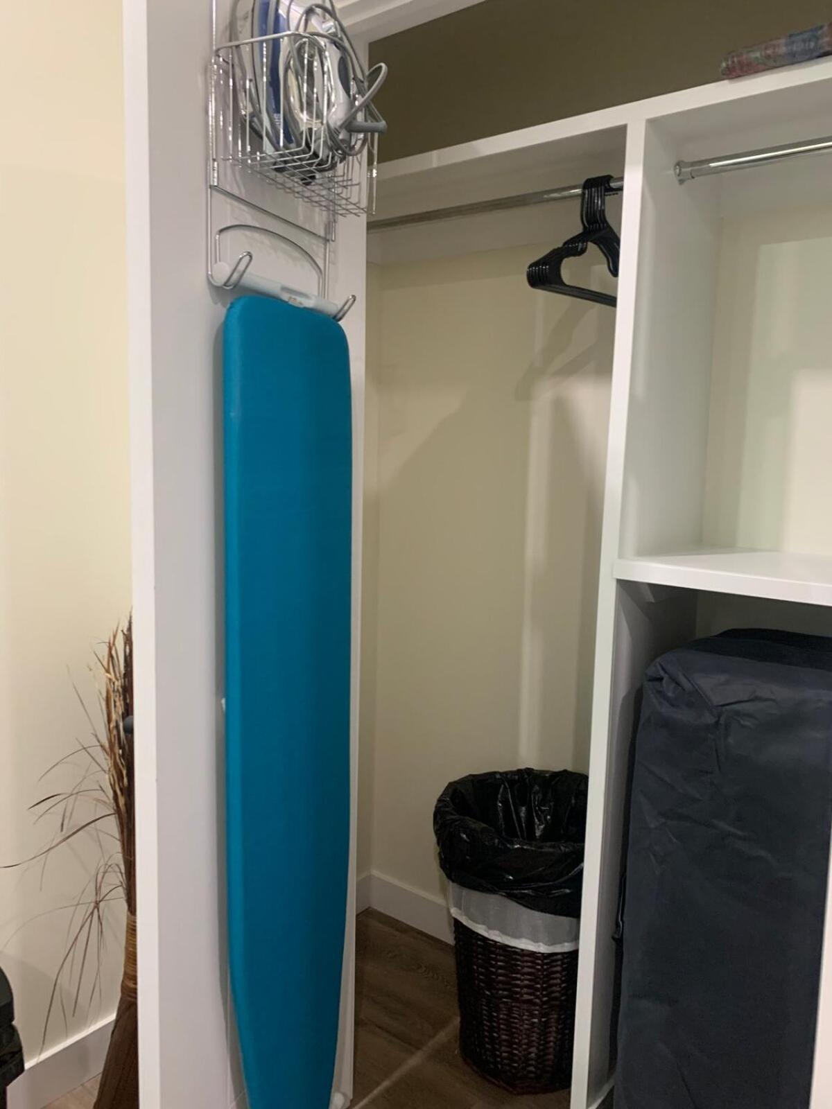 Charming Oasis Tranquil 8 Min Airport, Ac Apartment Calgary