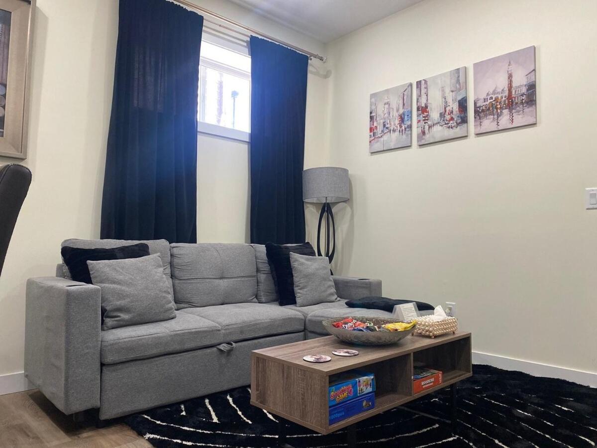 Charming Oasis Tranquil 8 Min Airport, Ac Apartment Calgary