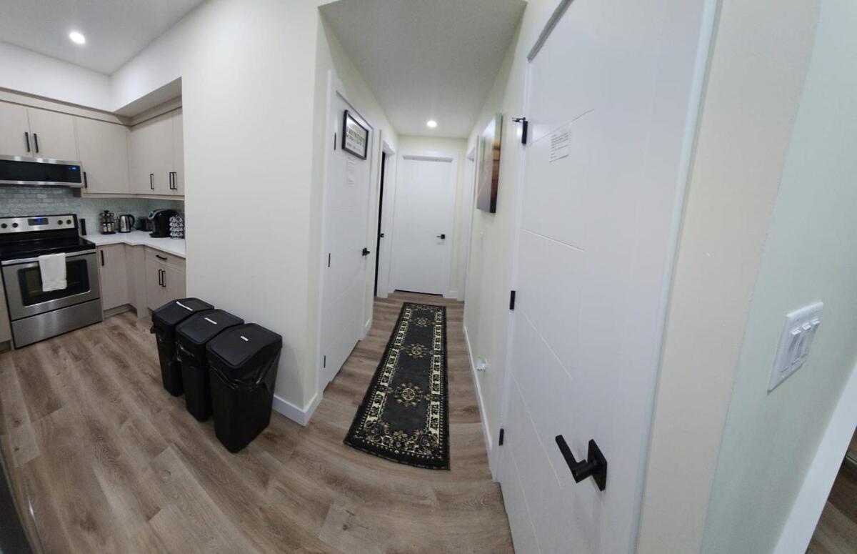 Charming Oasis Tranquil 8 Min Airport, Ac Apartment Calgary