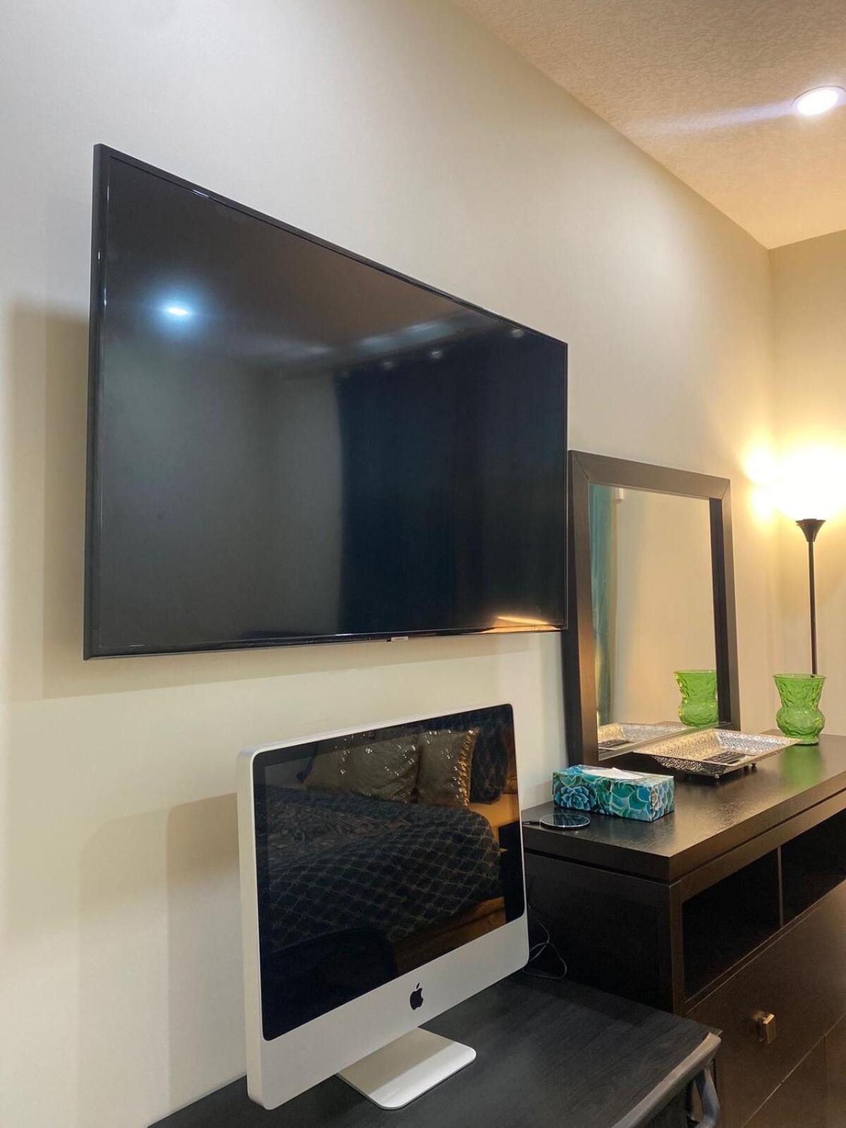 Charming Oasis Tranquil 8 Min Airport, Ac Apartment Calgary