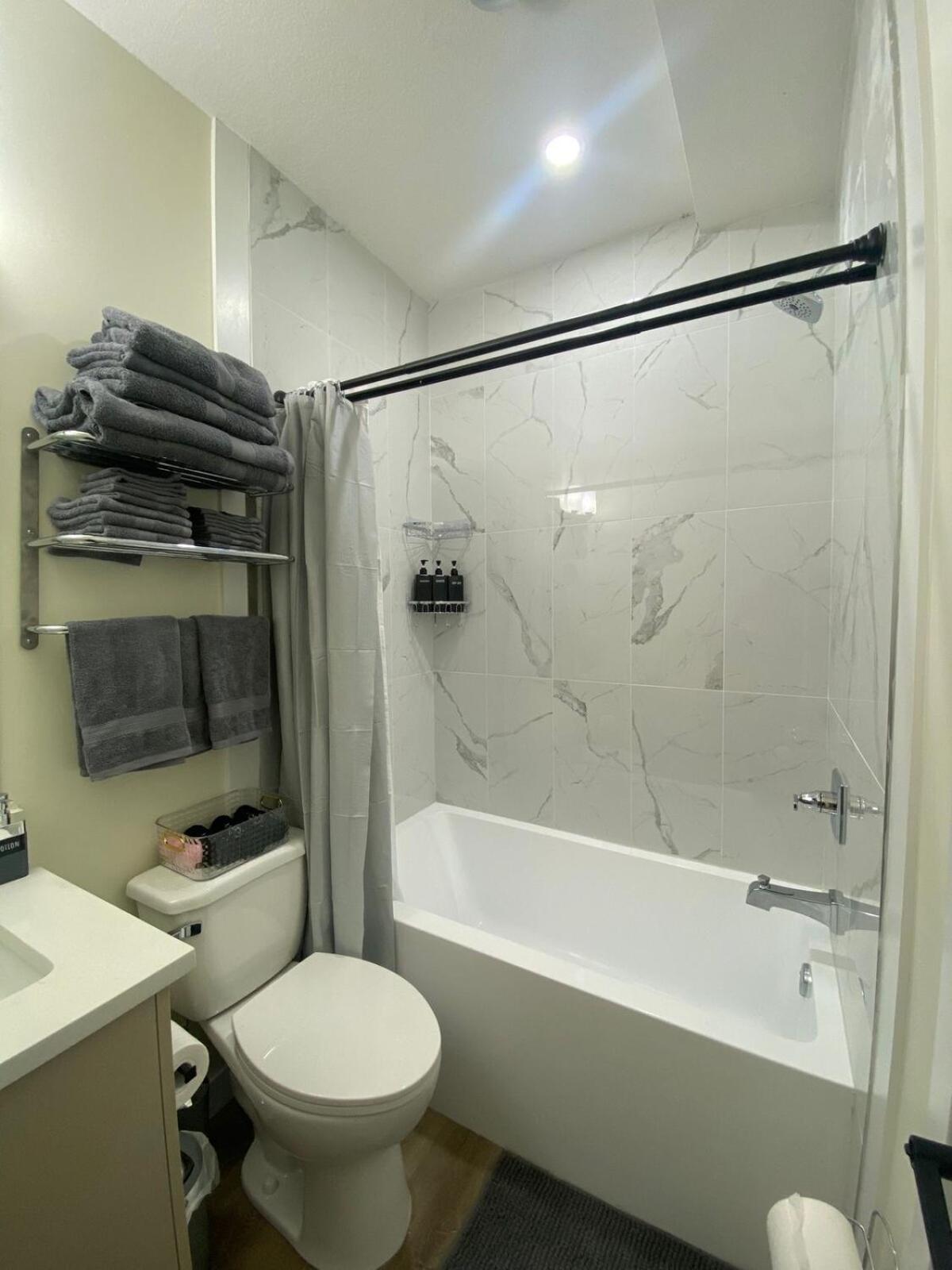 Apartment Charming Oasis Tranquil 8 Min Airport, Ac Calgary