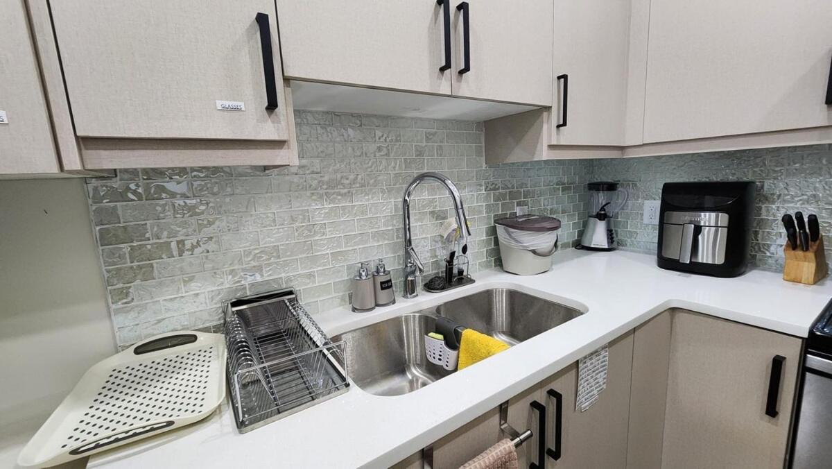 Charming Oasis Tranquil 8 Min Airport, Ac Apartment *