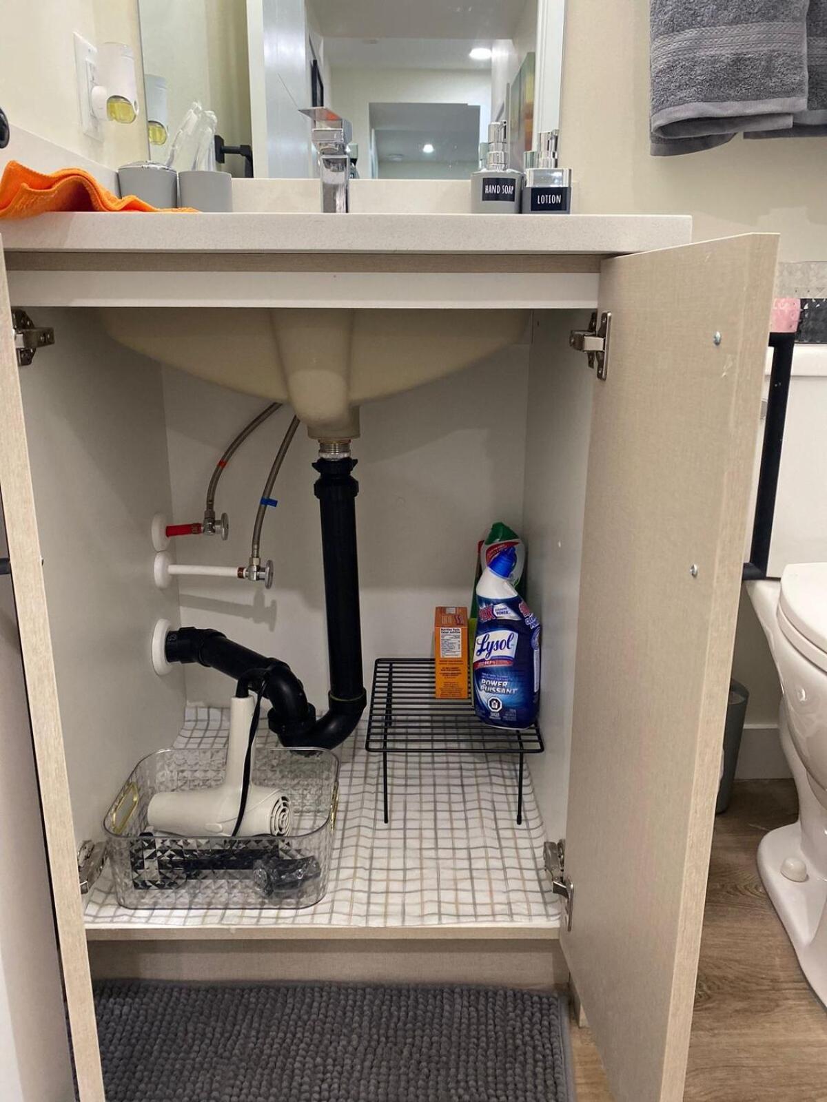 Charming Oasis Tranquil 8 Min Airport, Ac Apartment Calgary