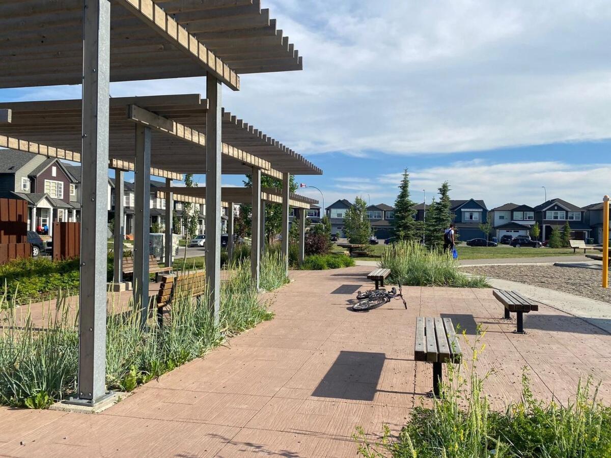 Charming Oasis Tranquil 8 Min Airport, Ac Calgary