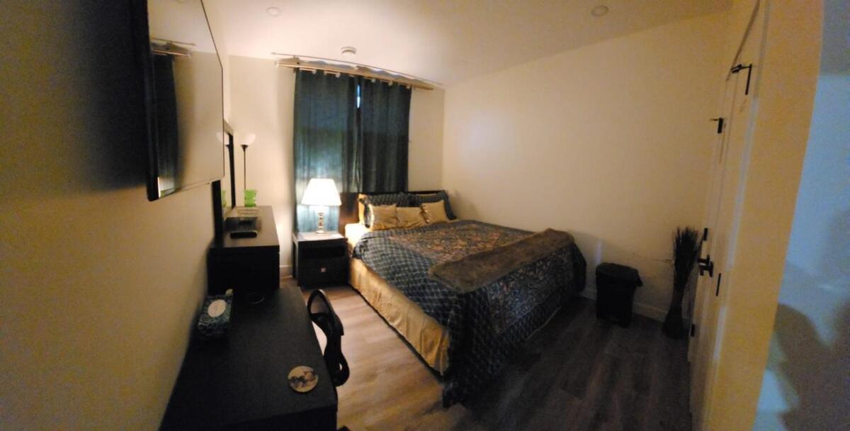 Charming Oasis Tranquil 8 Min Airport, Ac Apartment Calgary