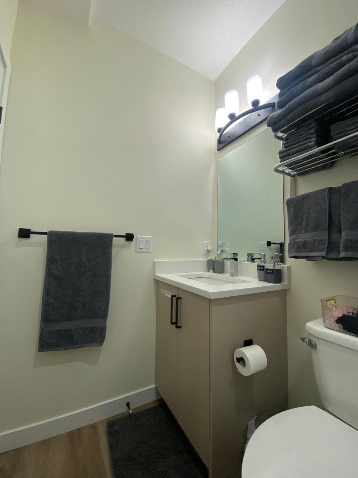 Apartment Charming Oasis Tranquil 8 Min Airport, Ac Calgary