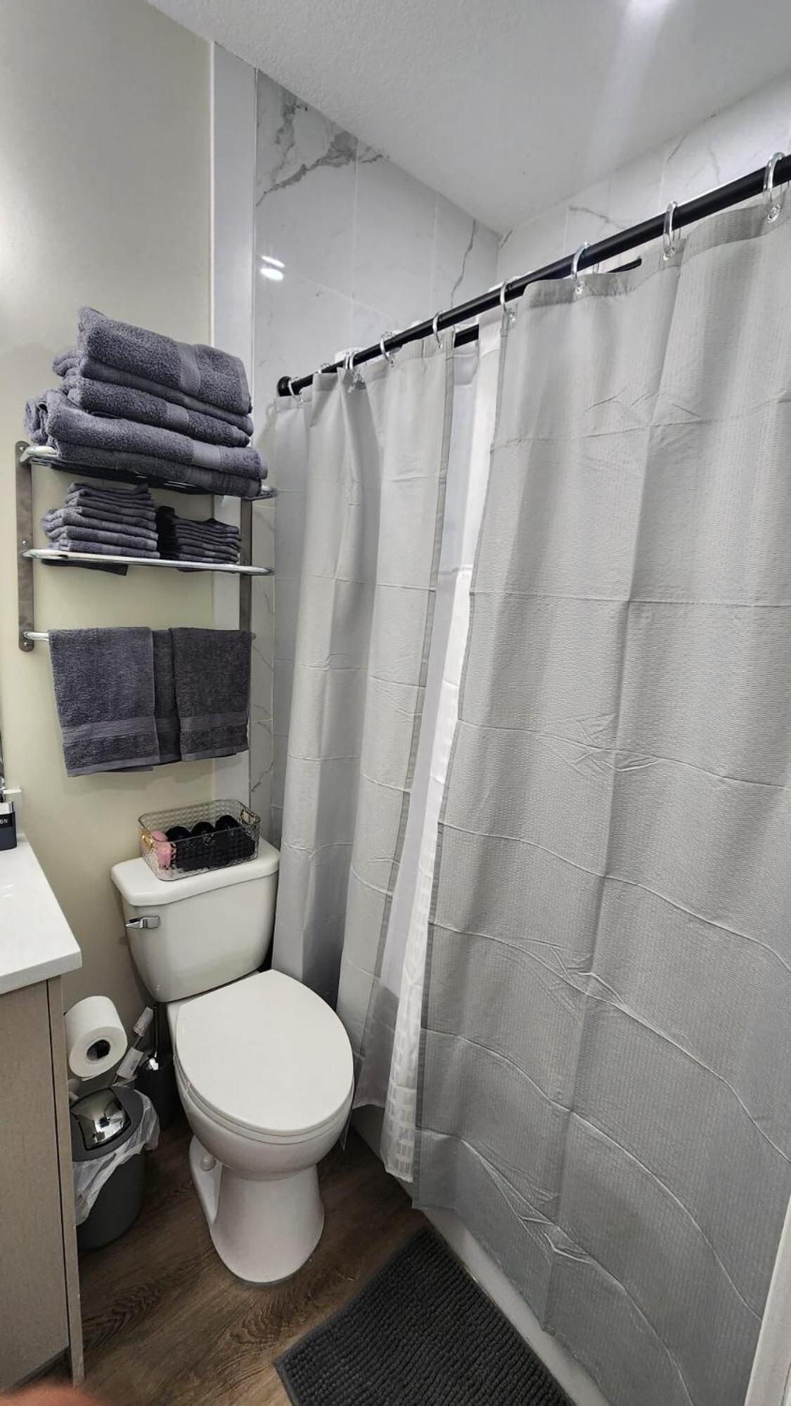 Charming Oasis Tranquil 8 Min Airport, Ac Apartment